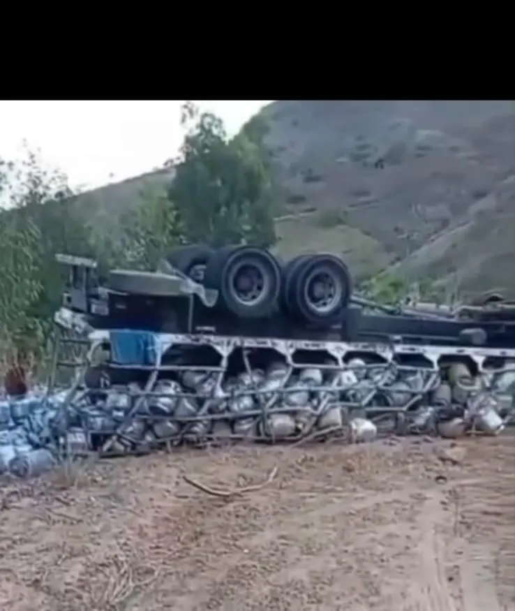 Vídeo: caminhão carregado com botijas de gás tomba em curva na zona rural de Baixo Guandu
