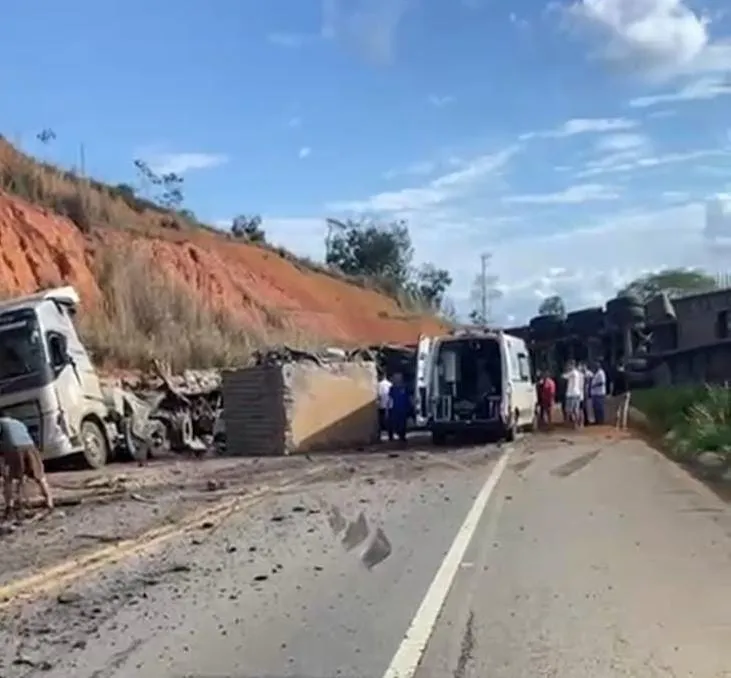 Acidente entre carretas interdita a ES-080 em Colatina e desvia tráfego pesado para dentro da cidade