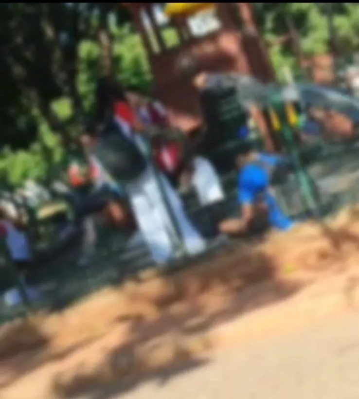 Brinquedos do parquinho da Praça Sol Poente, em Colatina, são usados por jovens e colocam crianças em risco, denunciam pais