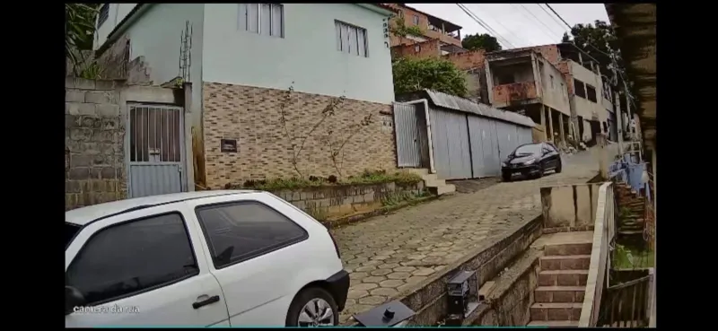 Vídeo flagra motorista em alta velocidade no bairro Carlos Germano Naumann, em Colatina, instantes antes de capotar