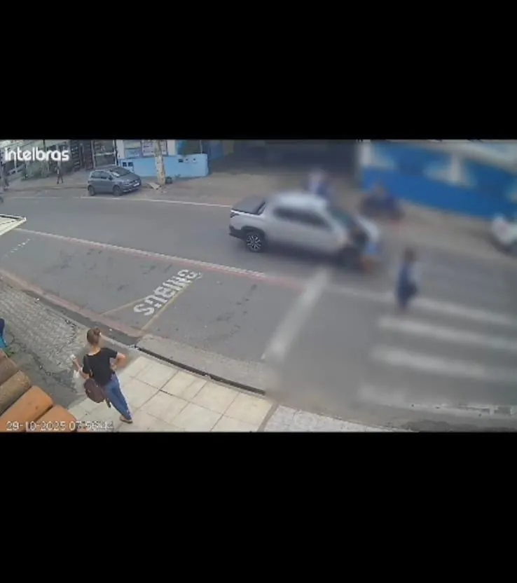 Câmera flagra atropelamento em faixa de pedestres na Avenida Sílvio Avidos, em Colatina; motorista fugiu sem prestar socorro