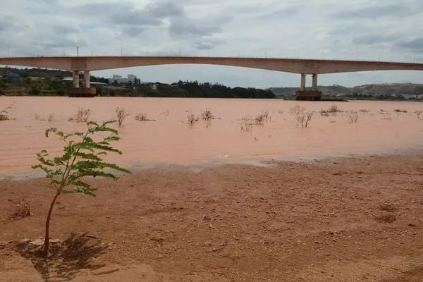 Dez anos após desastre de Mariana, pescadores cobram respostas sobre saúde e contaminação no Rio Doce