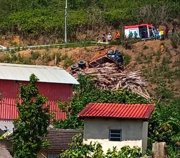 Motorista escapa ileso após caminhão cair em ribanceira em Rio Bananal