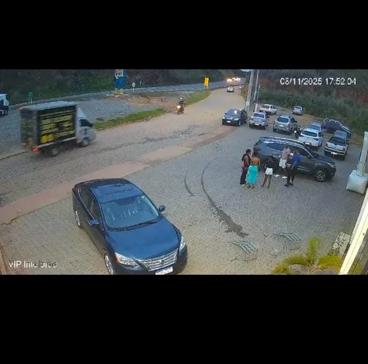 Vídeo mostra momento em que motociclista cai após quase colisão frontal com caminhão em Colatina