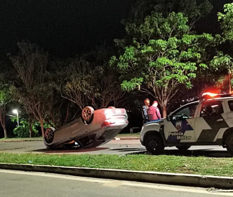 Carro capota e motorista foge após deixar duas jovens feridas em acidente em Colatina