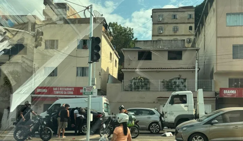 Engavetamento entre três veículos deixa uma pessoa ferida no bairro Lacê, em Colatina