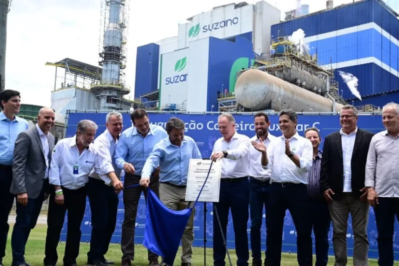 Em Aracruz, gigante do papel anuncia expansão no ES ao lado de Casagrande e Ferraço