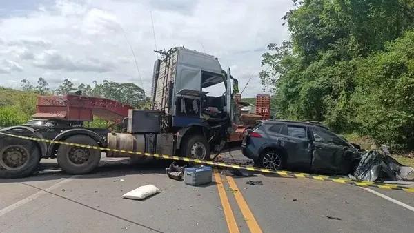 Acidente entre carreta e carro deixa duas pessoas mortas e duas feridas na BR-101 em Fundão