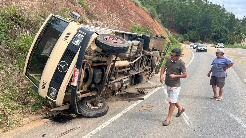 Vídeo: acidente entre caminhonete e caminhão deixa uma pessoa ferida na ES-080, em Colatina