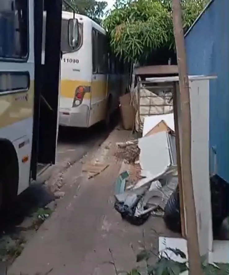 Pais denunciam entulho e materiais inservíveis em ponto de embarque de alunos no bairro Maria das Graças, em Colatina