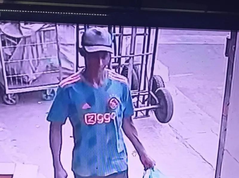 Câmera registra momento exato de furto na porta de supermercado no Centro de Colatina