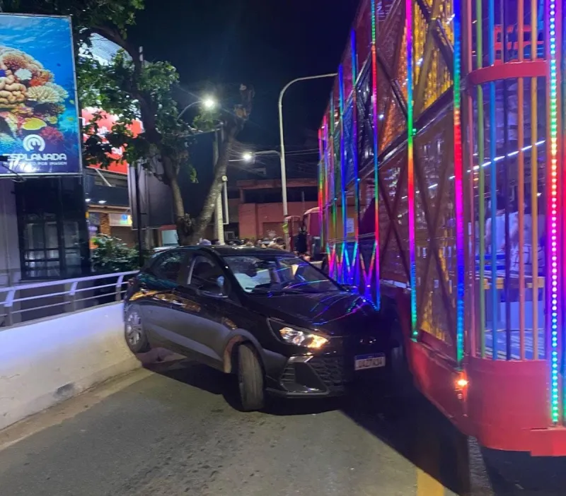Vídeo: motorista com sintomas de embriaguez invade contramão e provoca engavetamento na Ponte Florentino Avidos, em Colatina