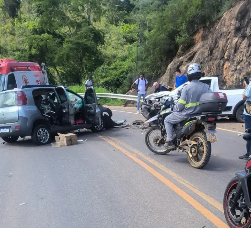 Vídeo: mulher fica presa às ferragens após grave acidente nesta tarde (23) em Marilândia