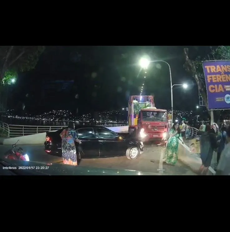 Câmera flagra momento exato em que HB20 invade contramão e bate contra caminhão na Ponte Florentino Avidos, em Colatina