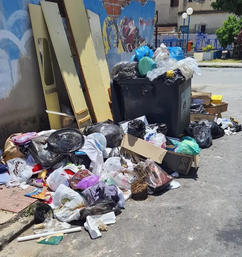Comunidade: lixo se espalha por ruas e calçadas de Colatina e moradores cobram melhorias na coleta