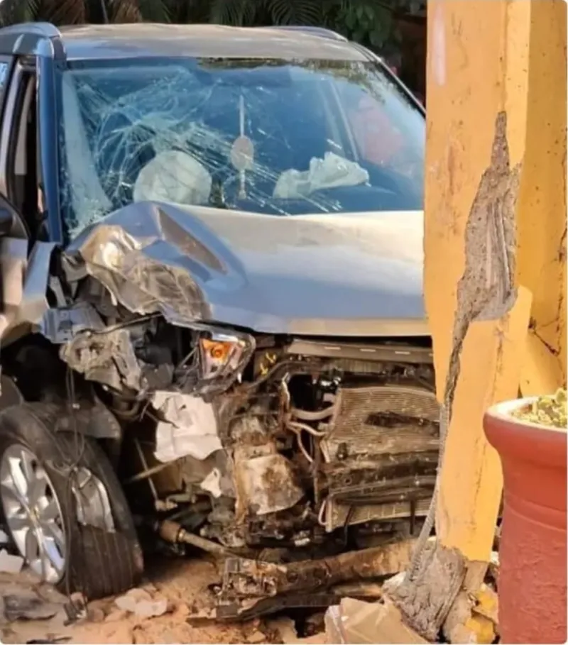 Mulher morre após colidir carro contra poste no bairro Vila Amélia, em Colatina