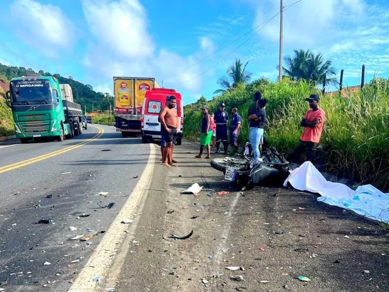 Foragido da Justiça de Linhares morre em colisão de moto com caminhão na BR-101