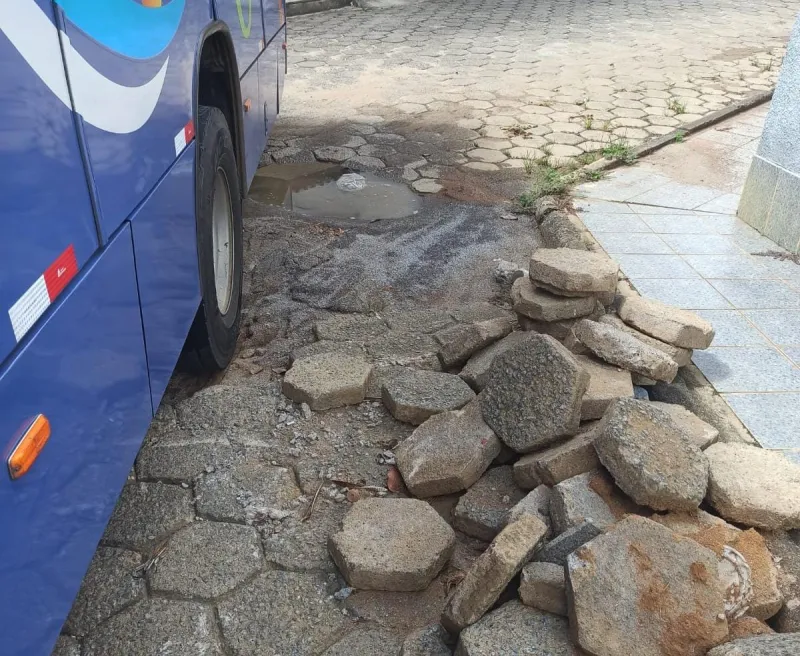 Comunidade: moradores de bairro de Colatina pedem solução para buraco aberto há mais de 30 dias em via