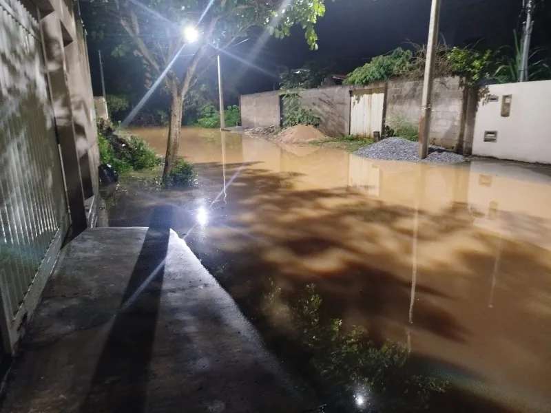 Sem drenagem, com alagamentos e suposta obra irregular: moradores do Barbados cobram solução