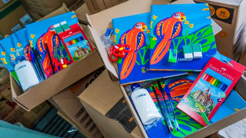 Depois das mochilas, 28 mil kits escolares começam a chegar às escolas de Linhares antes do início das aulas