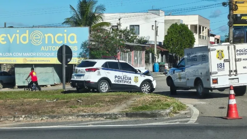 Viatura da Polícia Científica se envolve em acidente na BR-101 e perito fica gravemente ferido no Norte do ES