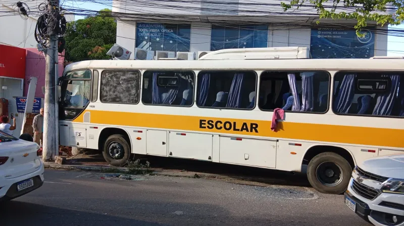 Motorista de ônibus escolar de Fundão morre após mal súbito e veículo atinge muro no Centro de Aracruz
