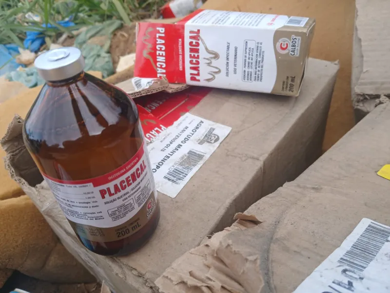 Medicamentos veterinários vencidos são descartados em estrada de chão no bairro Vicente Soella, em Colatina