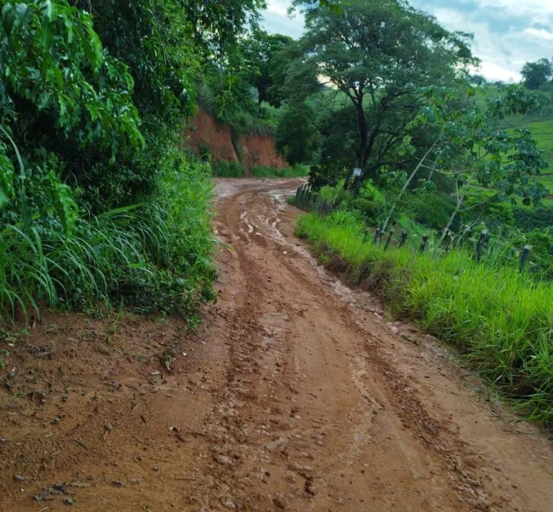 Crianças ficam sem aula há cinco dias por causa de estrada precária no Córrego da Puaia