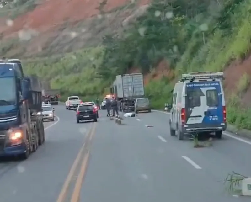 Motociclista morre em colisão com caminhão próximo à Coca-Cola, em Colatina