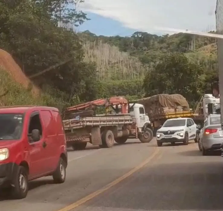 Nova informação confirma duas mortes em colisão entre Fiorino e caminhão na ES-080, em Colatina