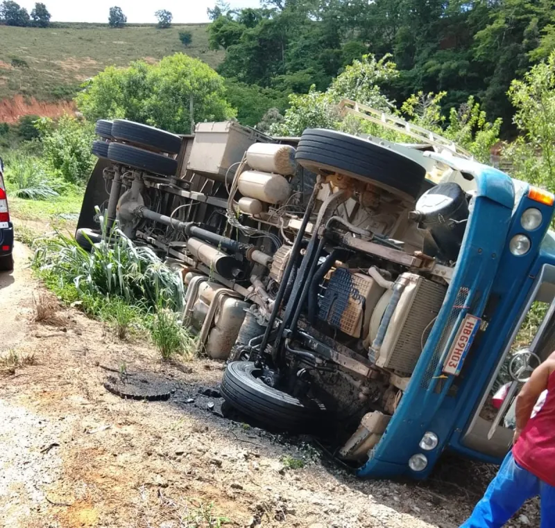 Veja o momento em que caminhão carregado de leite tomba na ES-080 em São Domingos do Norte