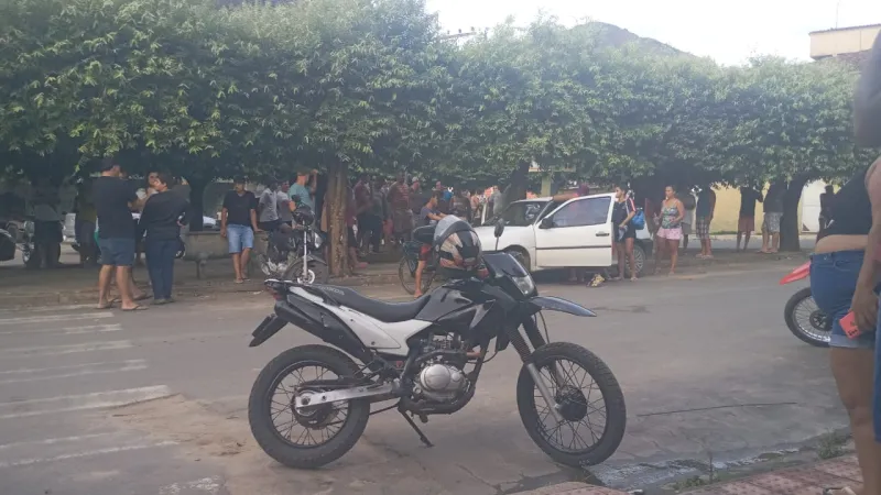Homem é morto a tiros dentro de carro no Centro de Pancas; criminoso foge após roubar motocicleta