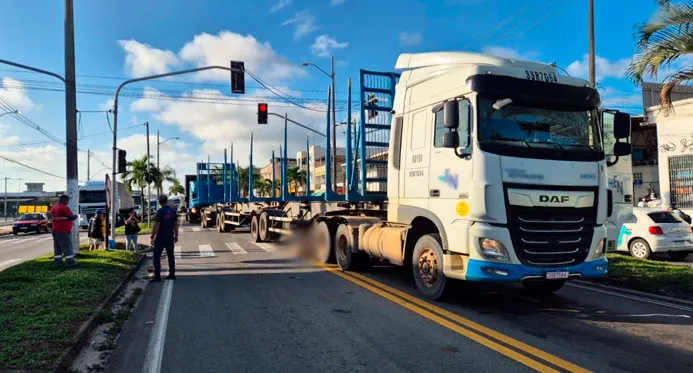 Pedestre é atropelado por carreta na BR-101 no perímetro urbano de Linhares
