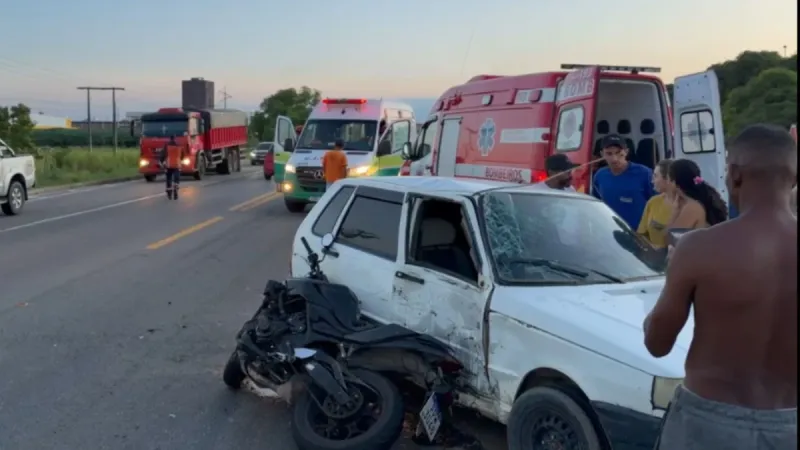Acidente na BR-101 deixa dois feridos e interdita rodovia em Linhares