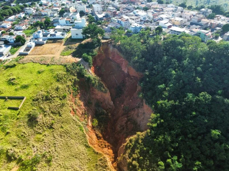 Colatina dá passo decisivo para solucionar deslizamento no Vista da Serra com obra de contenção