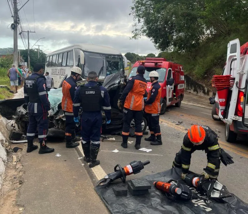 Acidente entre carro e ônibus deixa menor preso às ferragens em frente ao Ifes de Colatina