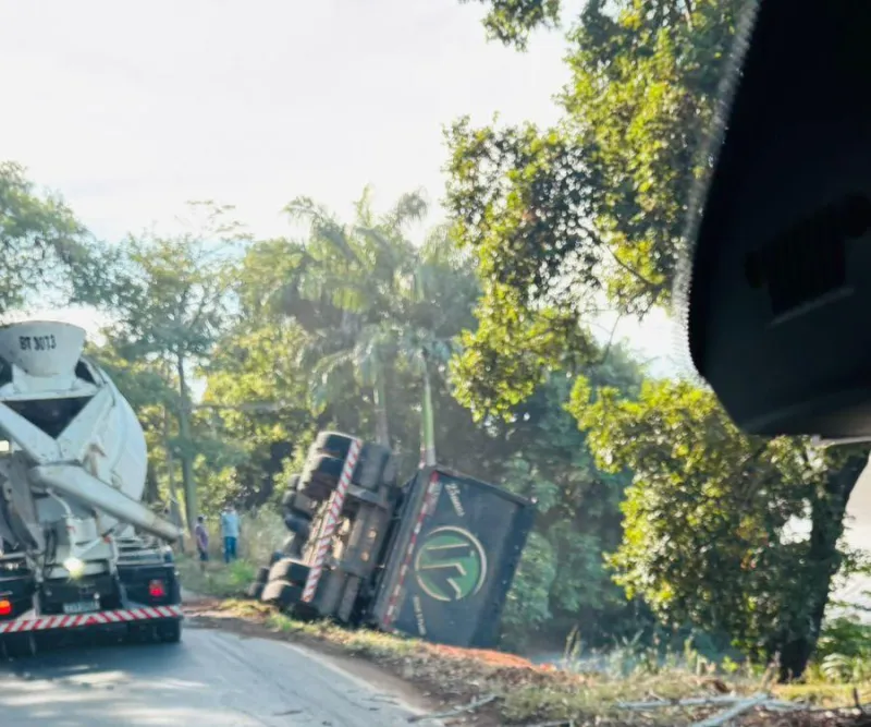 Vídeo: carreta tomba em curva e quase cai em elevado às margens do Rio Doce em Colatina