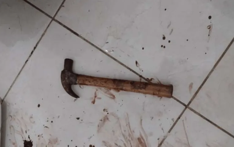 Mulher é atacada com martelo dentro de casa em Colatina