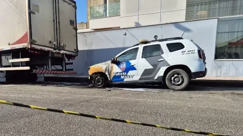 Viatura da PM pega fogo e fica destruída em bairro de Linhares