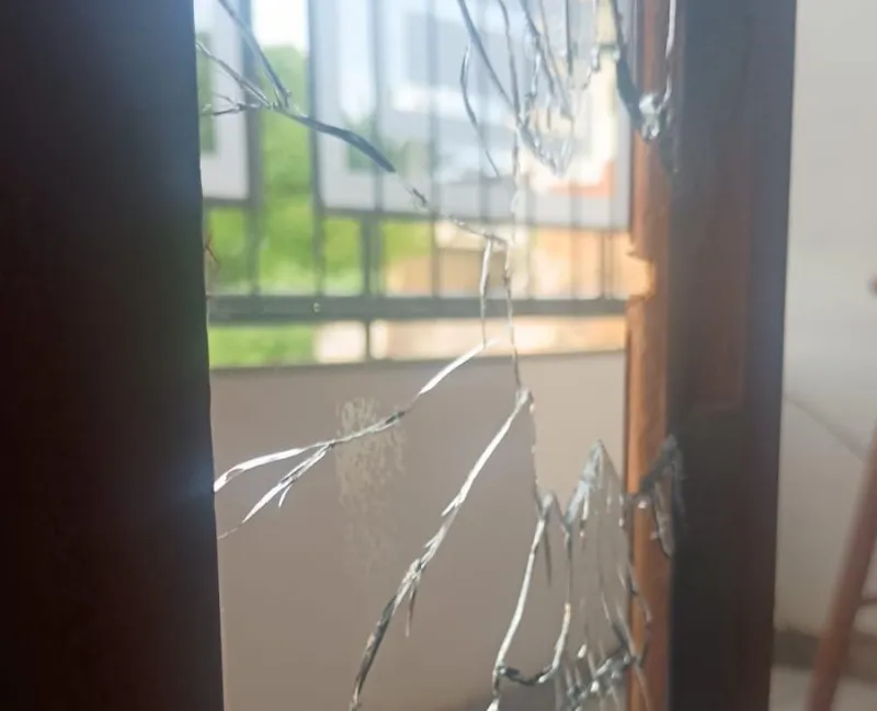 Tiros em Colatina: família revela que disparos atravessaram duas portas e quase atingiram uma criança