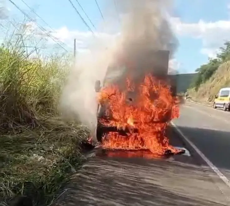 Vídeo: Sprinter vira bola de fogo em Colatina e motorista escapa por pouco