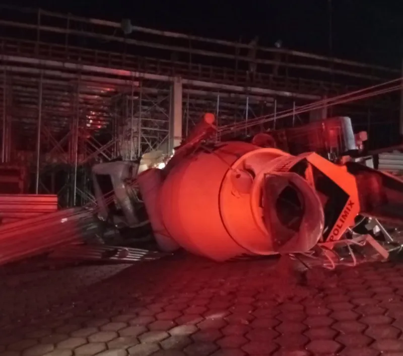 Vídeo: caminhão carregado de concreto tomba após atingir poste no bairro Noêmia Vitali em Colatina