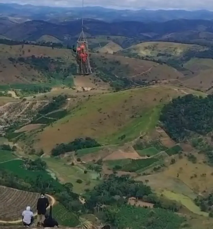 Idoso passa mal durante trilha e é resgatado de helicóptero em distrito de Baixo Guandu