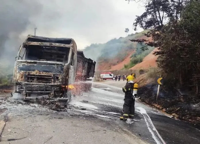 Motociclista morre após colisão com caminhão que pegou fogo entre Itaimbé e Itaguaçu