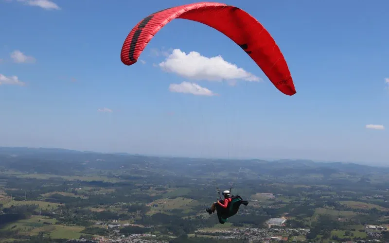 Linhares e Rio Bananal recebem revoada de parapente com pilotos de vários estados e até da Suíça