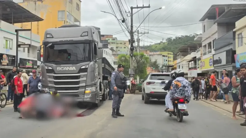 Idoso morre após ser atropelado por caminhão no Centro de Barra de São Francisco