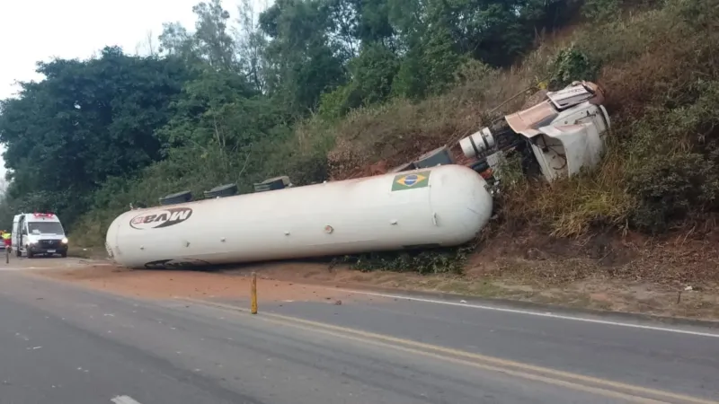 Acidente com caminhão-tanque em Ibiraçu provoca interdição parcial na BR-101