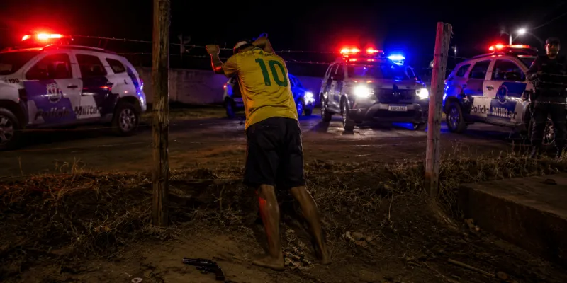 Homem armado tenta fugir, fica preso em cerca e acaba preso em Colatina
