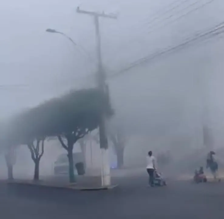 Vídeo impressiona ao mostrar fumaça dos secadores de café tomando conta do Centro de Marilândia nesta segunda-feira (8)