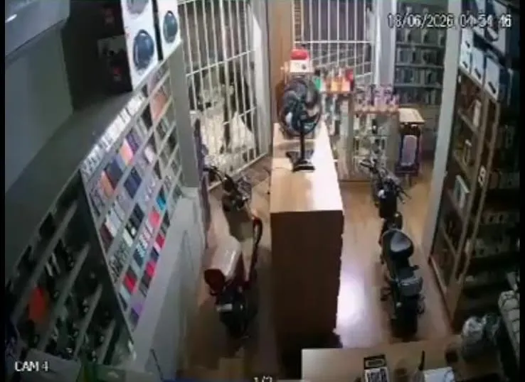 Vídeo: quadrilha invade loja ao lado da Prefeitura e furta quase R$ 100 mil em celulares e eletrônicos em Baixo Guandu